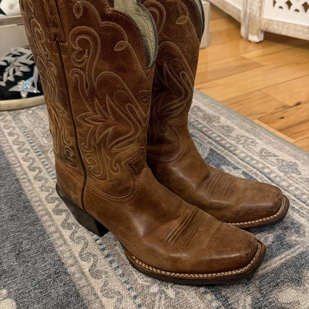 Ariat Tan Western Boots with Stitching